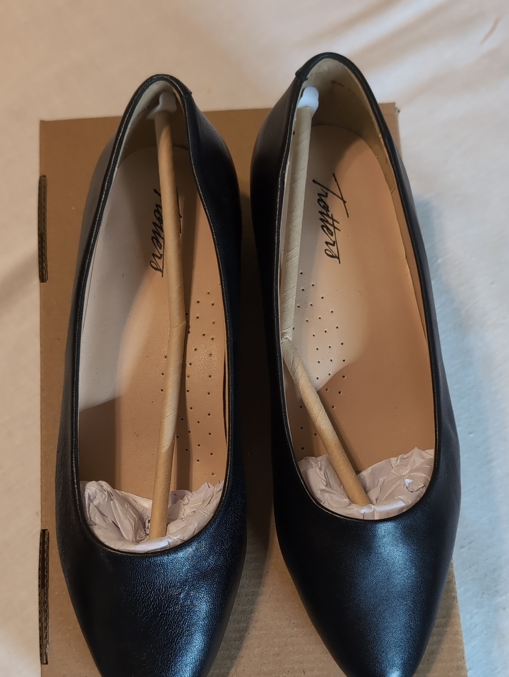 Trotters Black Pointed Toe Ballet Flats. Size 8